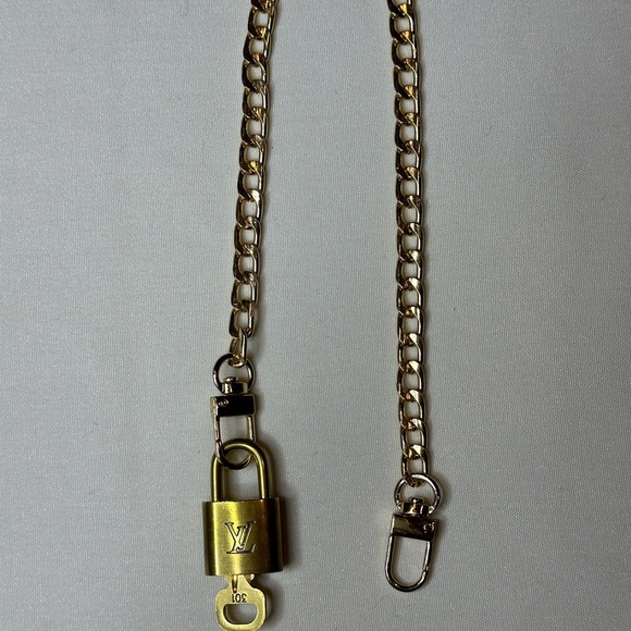 LV CHAIN AND KEY WITH UNBRANDED CHAIN - Picture 4 of 7